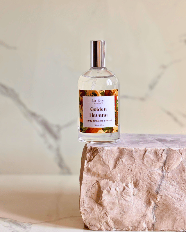 Spray in bottiglietta di vetro profuma ambiente e tessuti su pietra di marmo