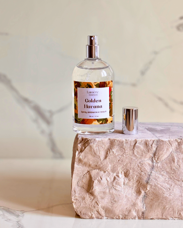 Spray in bottiglietta di vetro profuma ambiente e tessuti su pietra di marmo