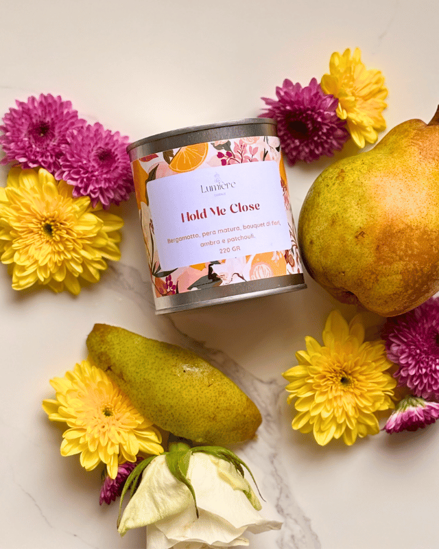 candela in cera di cocco nel barattolo di latta e iori freschi con profumo floreale