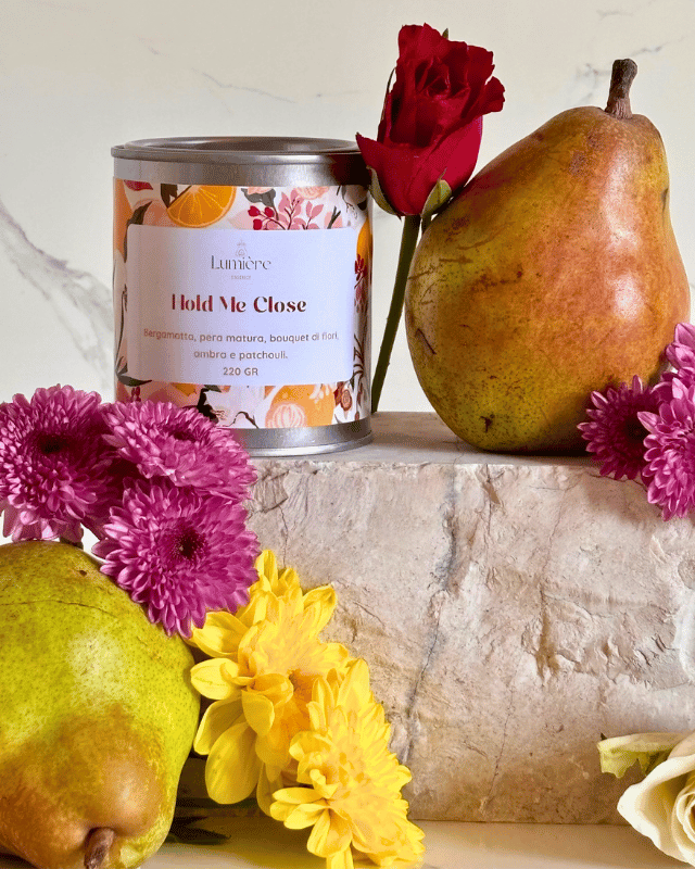 Candela in barattolo di latta realizzata in cera di cocco con pere e fiori