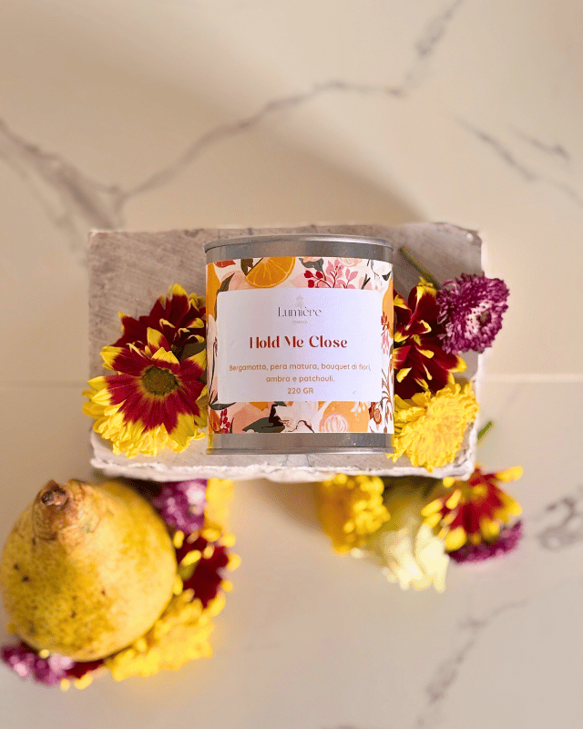 Candela su pietra di marmo e con fiori e pere