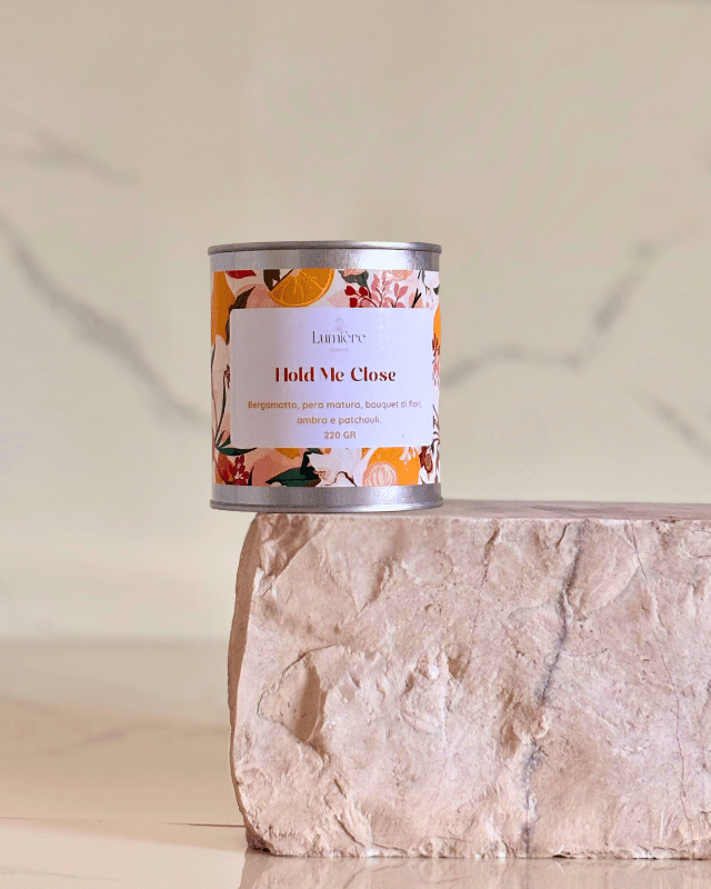 candela in barattolo di latta  su una pietra di marmo