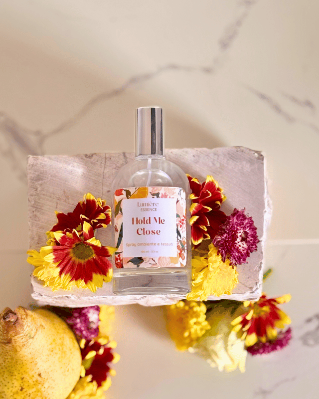 Spray su pietra di marmo con fiori dal profumo fruttato e floreale