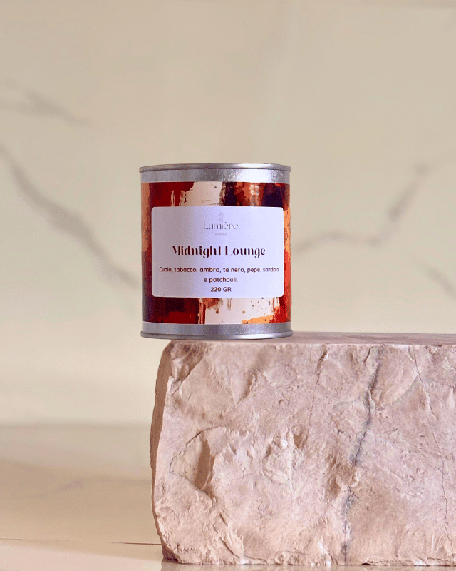 Candela in cera di cocco Lumière Essence su pietra di marmo. 