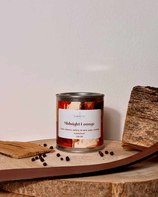 candela in cera di cocco in barattolo di latta con parti di tronco cintura in quoio e trancio di legno di sandalo