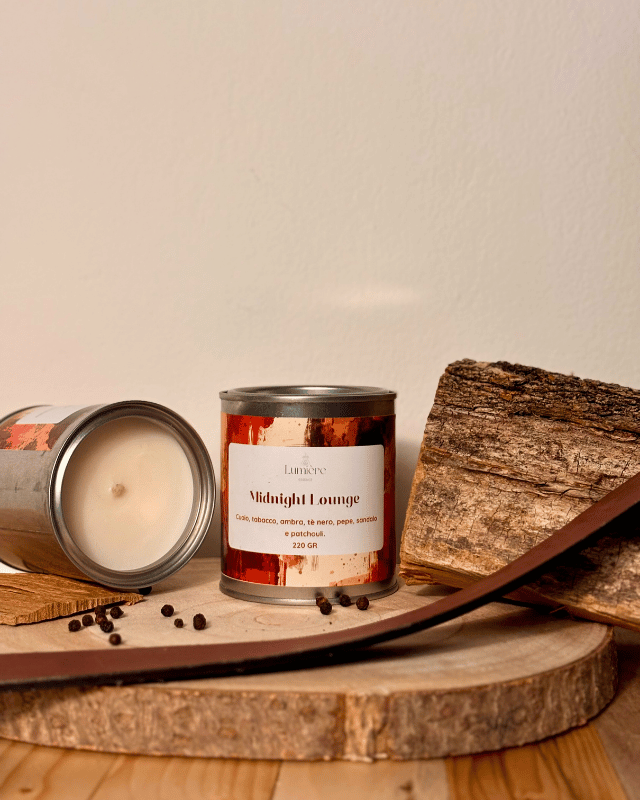 Candele in barattlo di latta in cera di cocco naturale, una candela che mostra l'interno del barattolo