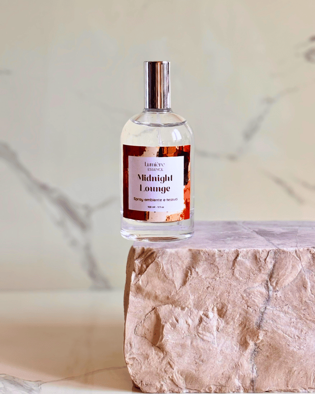 Spray per ambiente in bottiglietta di vetro su pietra di marmo