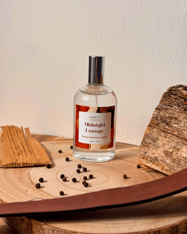Spray per tessuti e ambiente dal profumo nobile ed elegante con chicchi di pepe e legno 