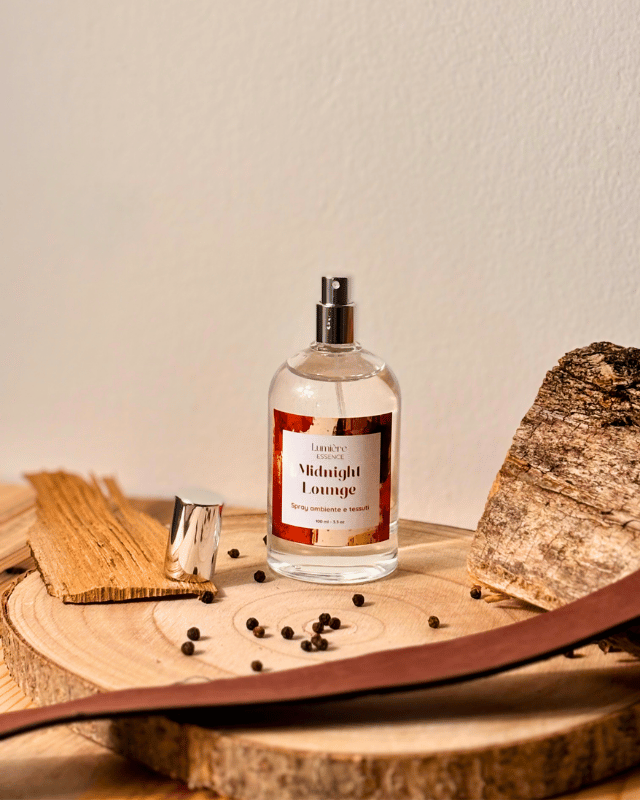 Spray per tessuti e ambiente su legno e chicchi di pepe che richiamano la fragranza