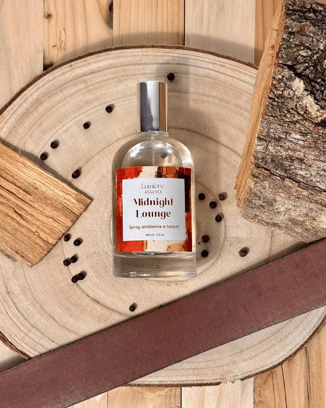 Spray per ambiente e tessuti in bottiglietta di vetro con legno e chicchi di pepe