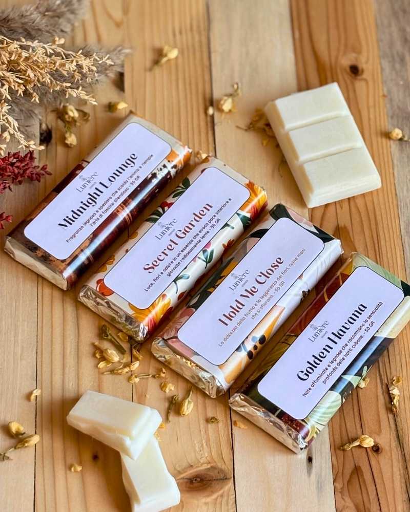 Nuova collezione di Barrette LumièreEssence tutte in cera di cocco naturale con fragranze certificate IFRA piccoli cubetti che mostrano il prodotto e fiori decorativi