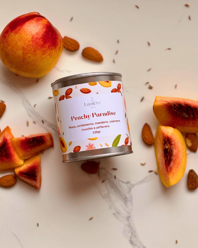 Candela in barattolo di latta realizzata in cera di cocco naturale con pesce mature che richiamano la fragranza