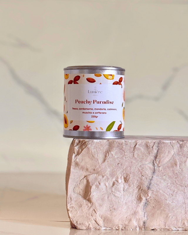 Candela in barattolo di latta realizzata in cera di cocco naturale su pietra di marmo