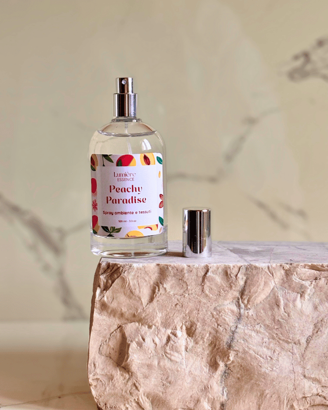 Spray per tessuti e ambiente in bottiglietta di vetro su pietra di marmo