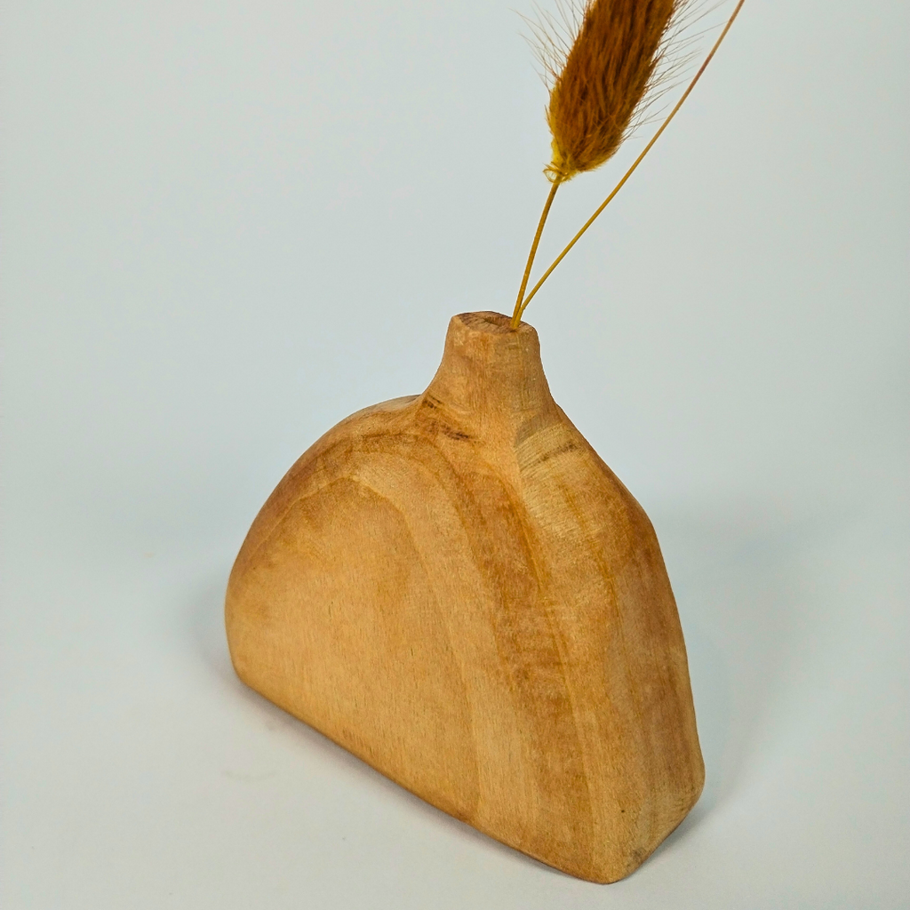 Forza Silvestre : un vase sculptural qui célèbre la force et la ténacité de la nature