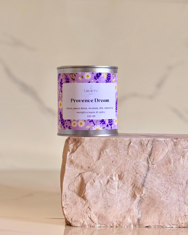 Candela in barattolo di latta realizzata in cera di cocco naturale su pietra di marmo