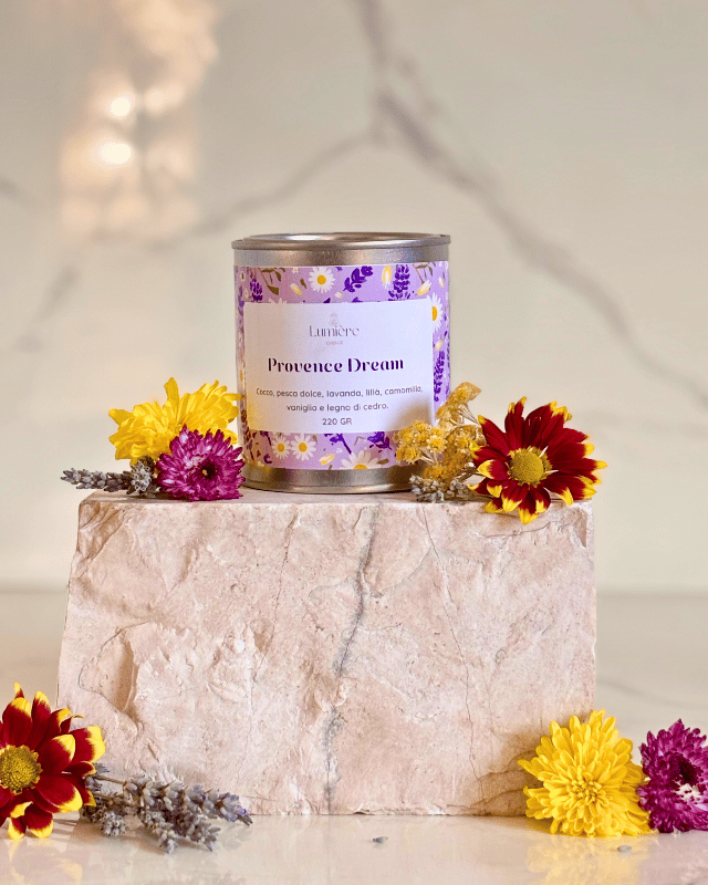 Candela in barattolo di latta realizzata in cera di cocco con fiori di lavanda e crisantemi su pietra di marmo