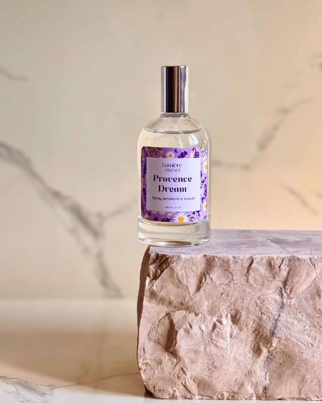 Spray per tessuti e ambiente in bottiglietta di vetro su pietra di marmo