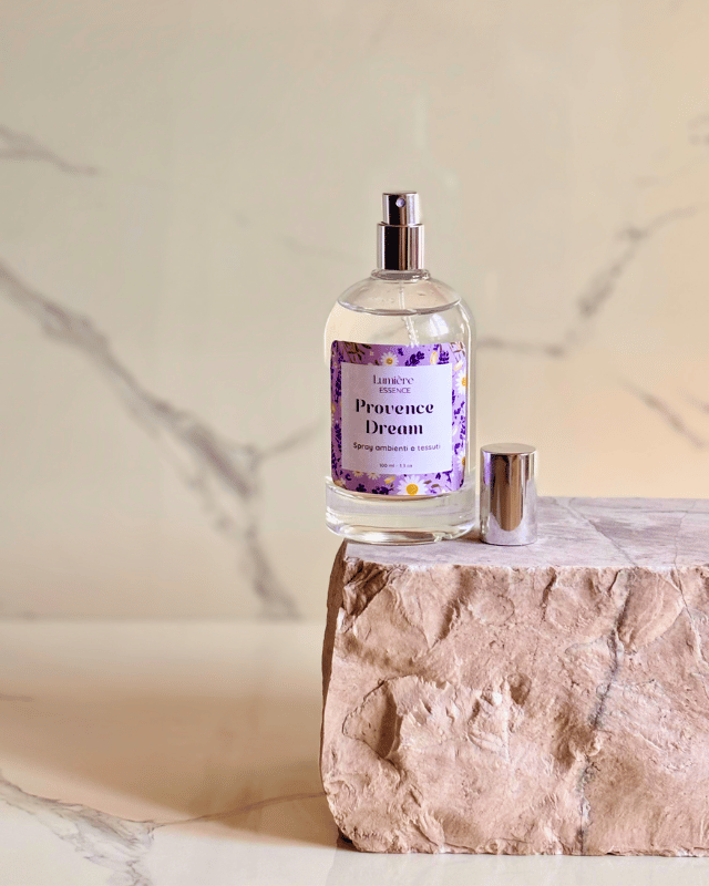 Spray per tessuti e ambiente in bottiglietta di vetro su pietra di marmo