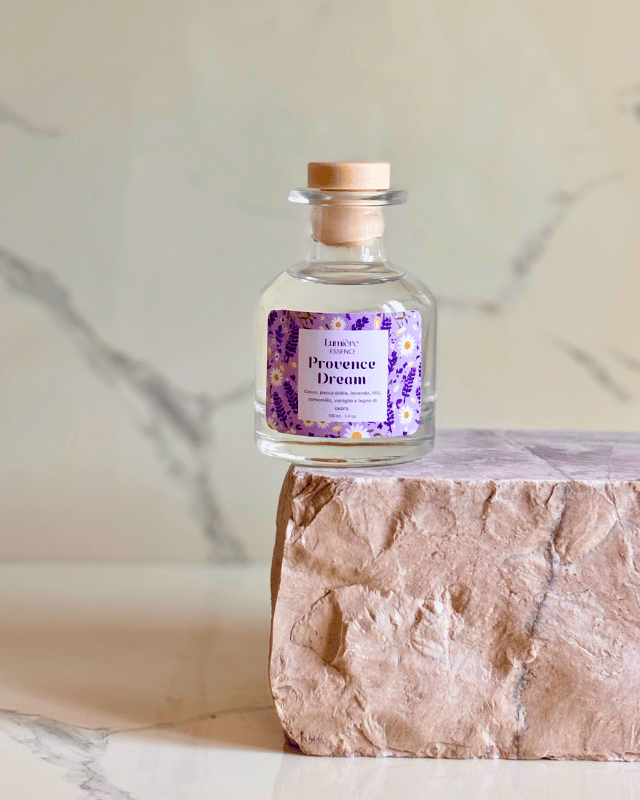 Diffusore per ambiente a bastoncino in bottiglietta di vetro su pietra di marmo