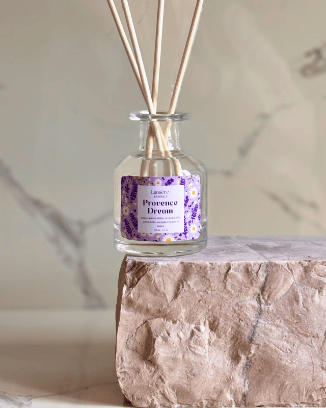 Diffusore per ambiente a bastoncino in bottiglietta di vetro su pietra di marmo