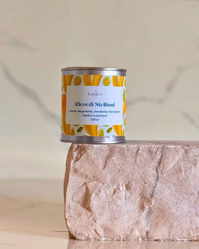 Candela in barattolo di latta realizzata in cera di cocco su pietra di marmo