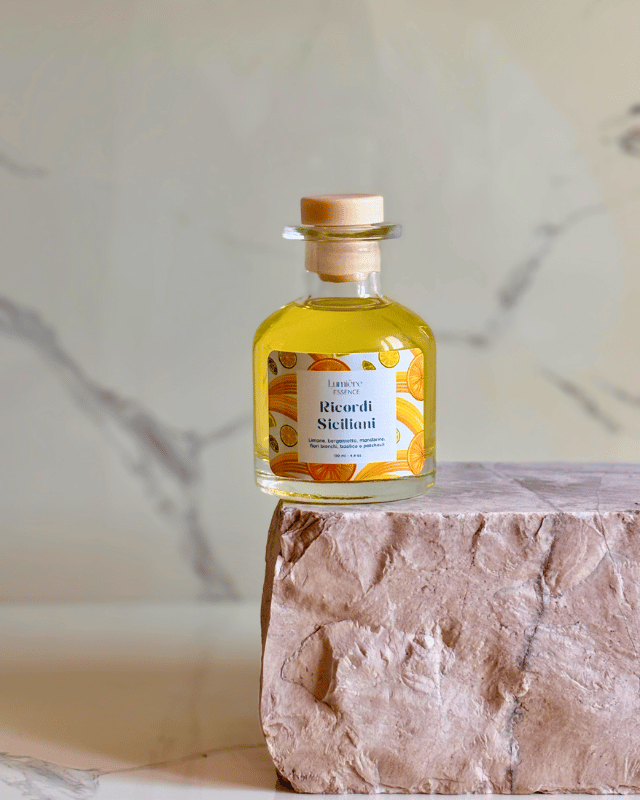 Diffusore per ambiente a bastoncino in bottiglietta di vetro su pietra di marmo