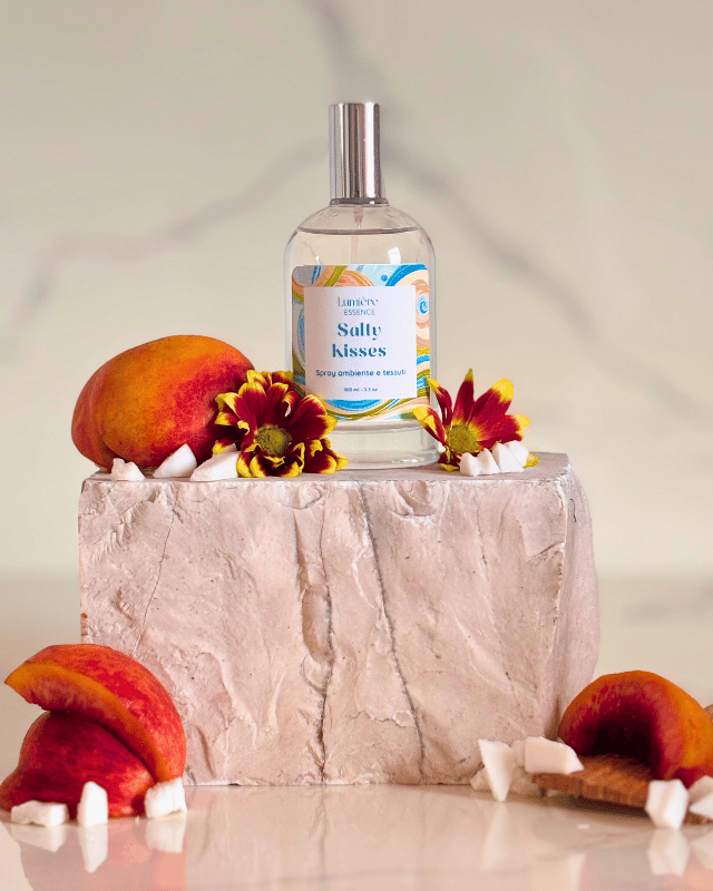 Spray per ambiente e tessuti su pietra di marmo con persche e fiori e scaglie di cocco