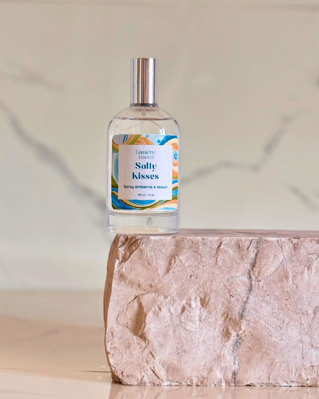 Spray per ambiente in bottiglietta di vetro su pietra di marmo