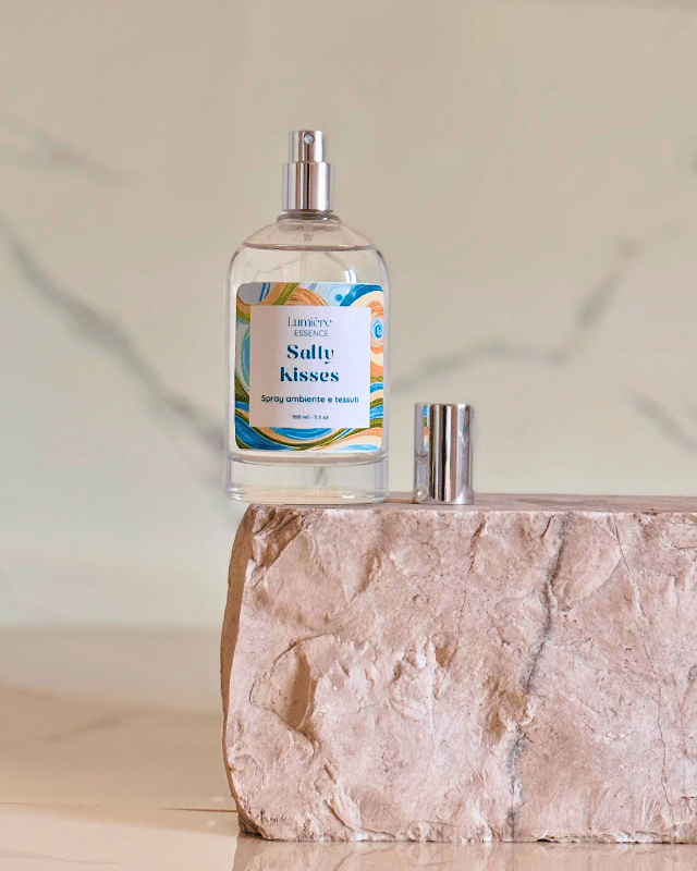 Spray per ambiente in bottiglietta di vetro su pietra di marmo