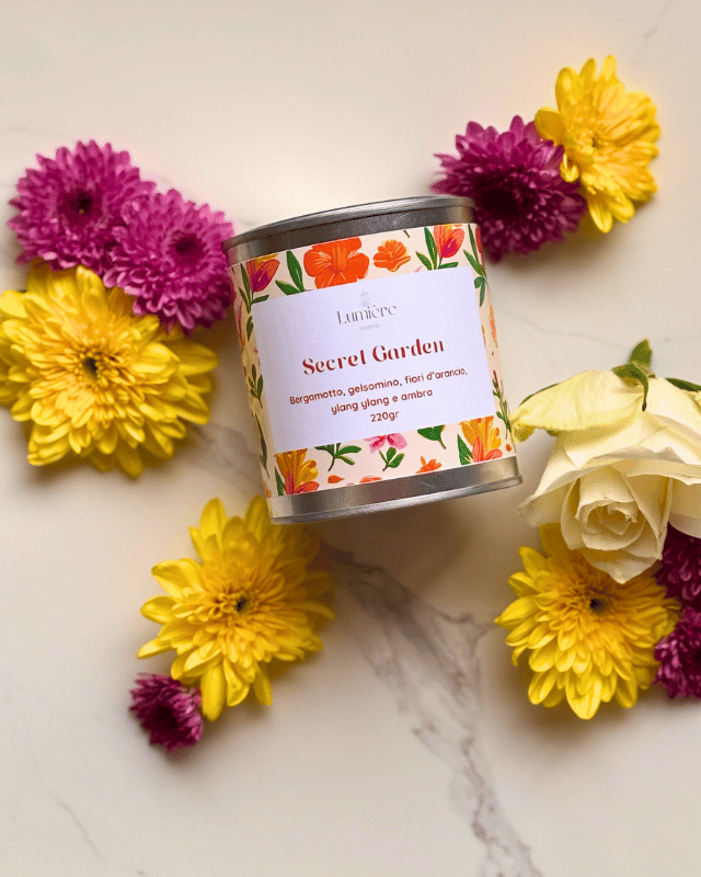 candela in barattolo in cera di cocco con fiori e profumo floreale