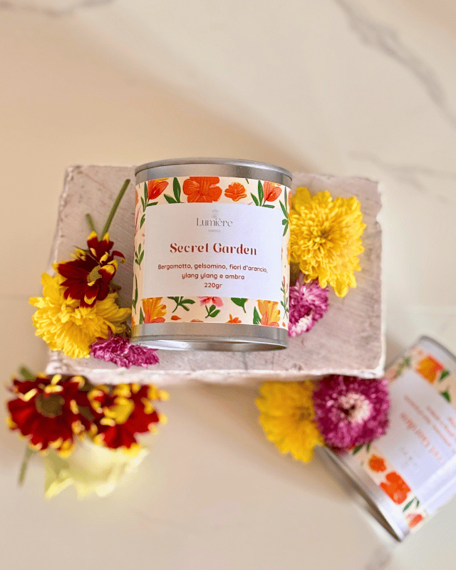 candela di marmo con fiori inquadrata dall'alto