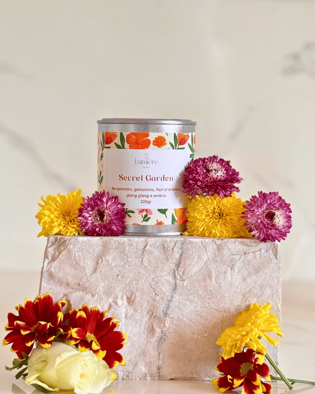 candela in barattolo di latta con fiori