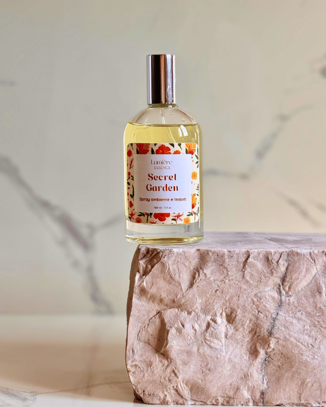 Spray in bottiglietta di vetro  profuma ambiente e tessuti su pietra di marmo