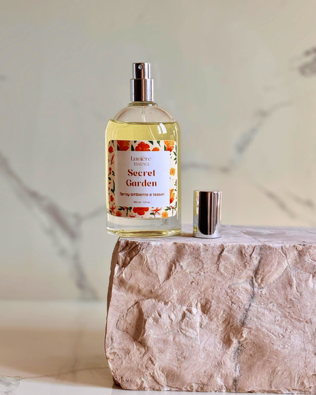 Spray in bottiglietta di vetro  profuma ambiente e tessuti su pietra di marmo