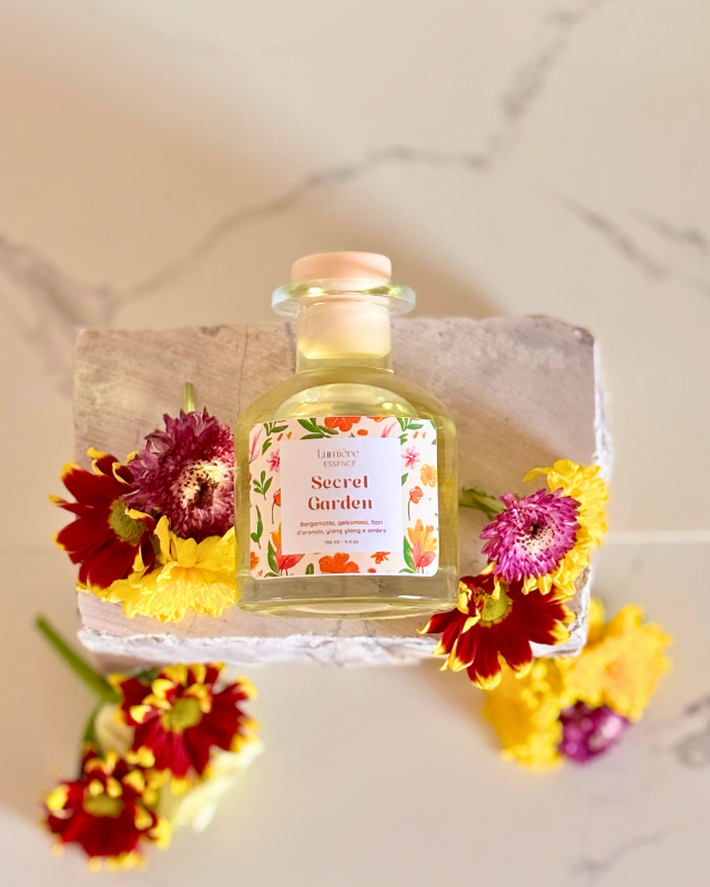 Diffusore a fastncino con barattolo di vetro lumière essense su pietra di marmo con fiori di decorazioni