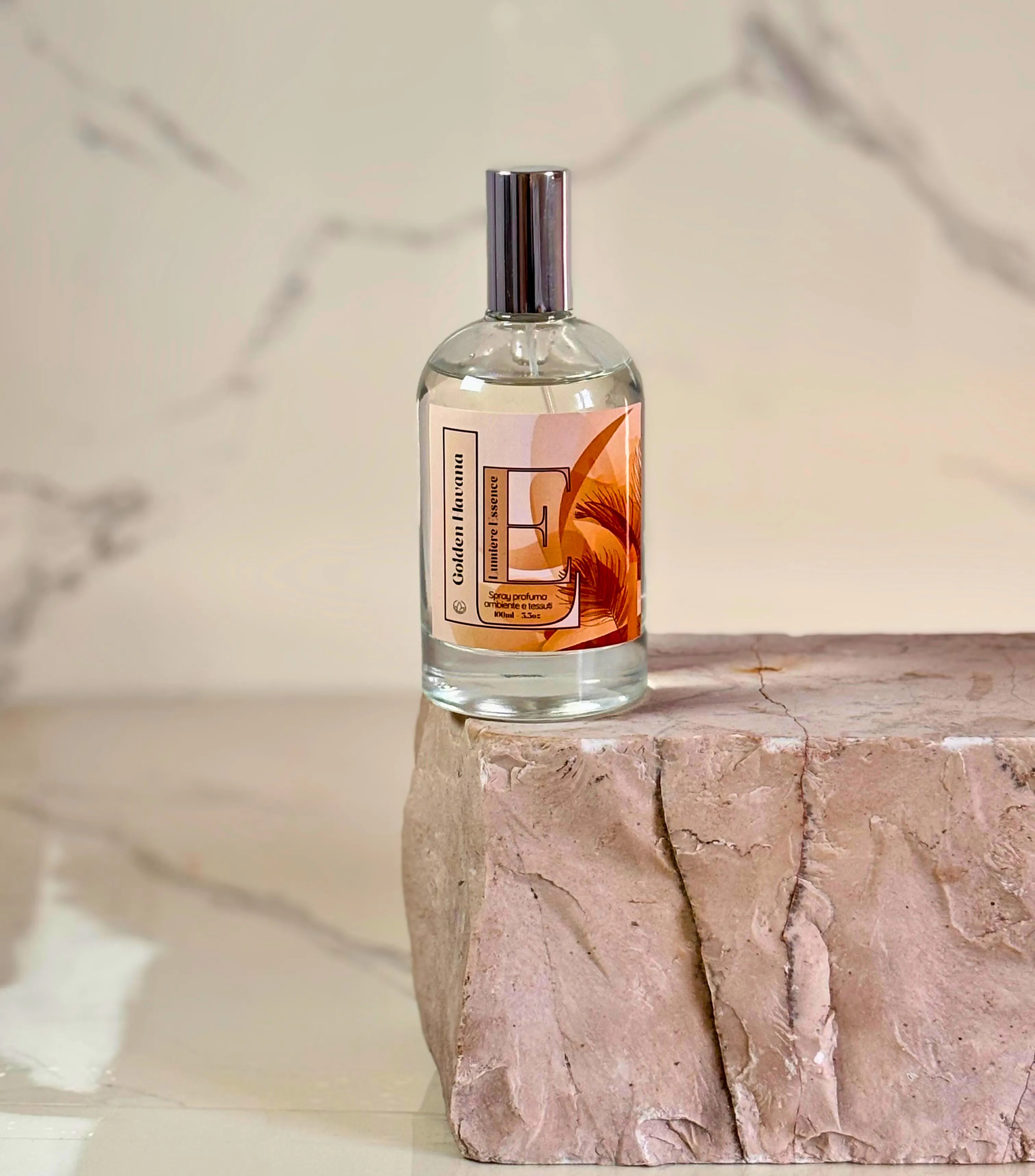 Flacone spray per ambienti e tessuti Golden Havana, profumo fresco e avvolgente, da 100ml.