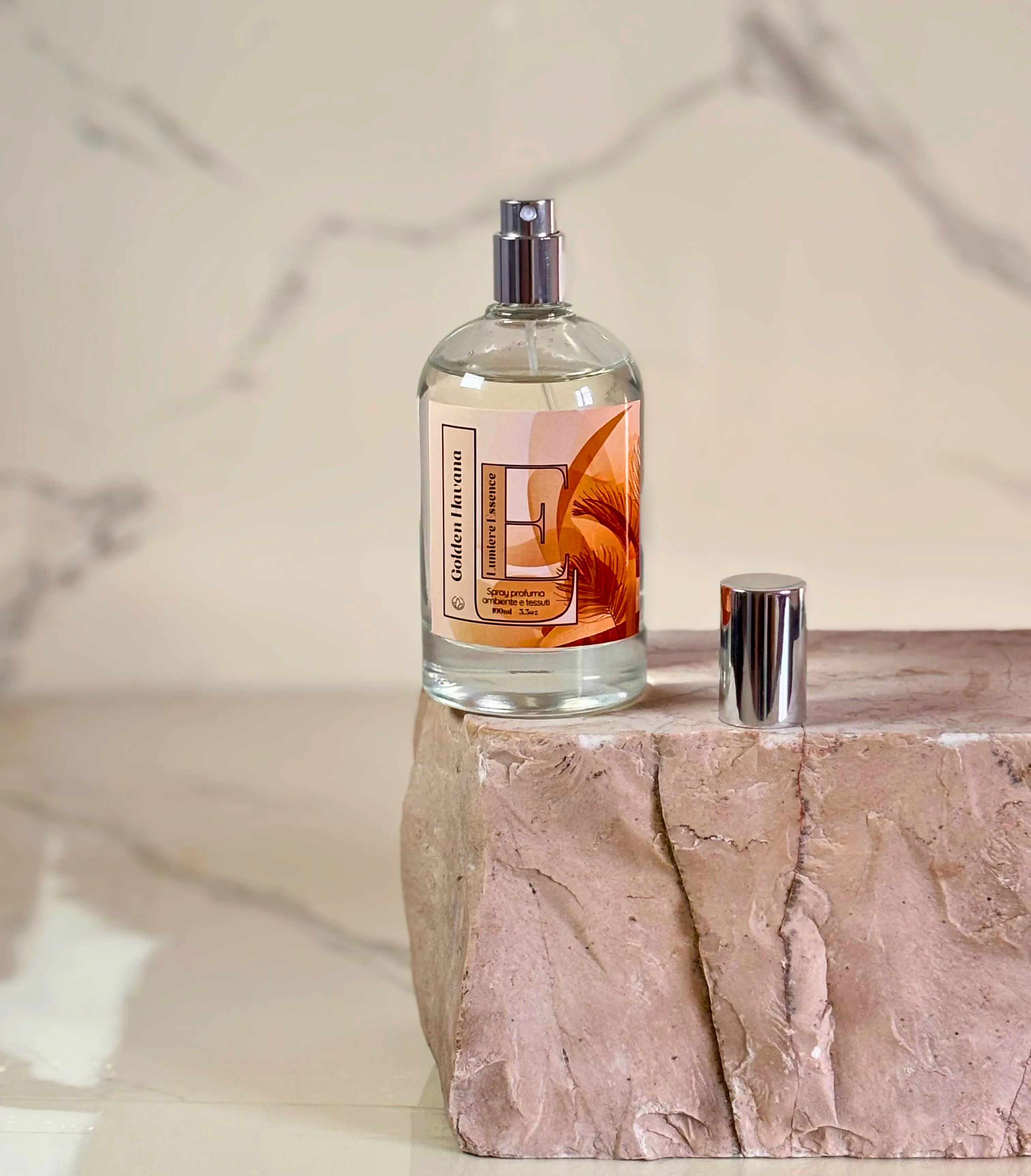 Spray profumatore per ambienti e tessuti Golden Havana da 100ml, elegante flacone con design raffinato.