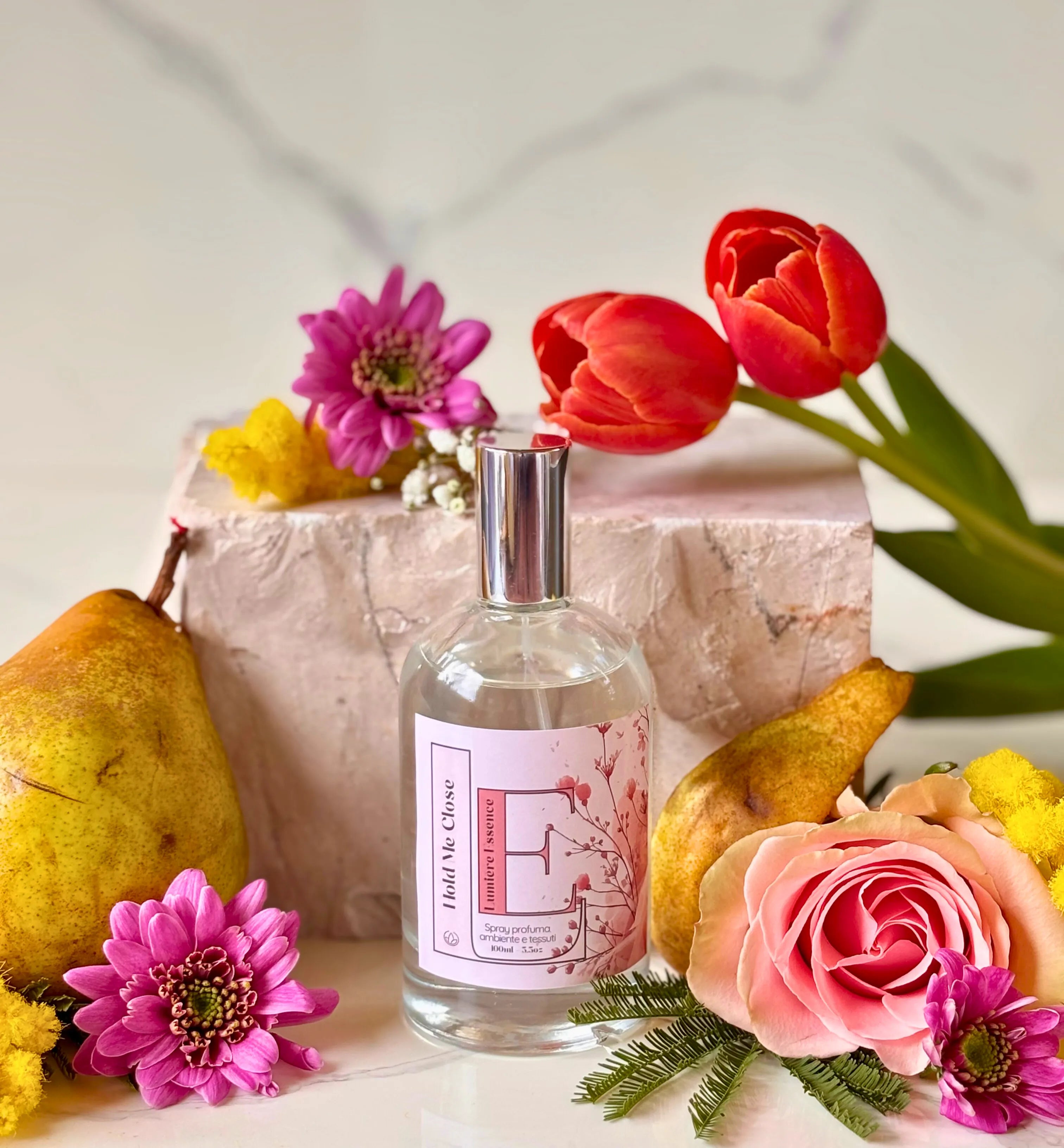 Spray profumatore per ambiente e tessuti Hold Me Close in flacone da 100ml, design elegante e moderno.