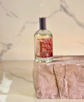 Spray per ambiente e tessuti Midnight Lounge con design elegante e flacone da 100ml.