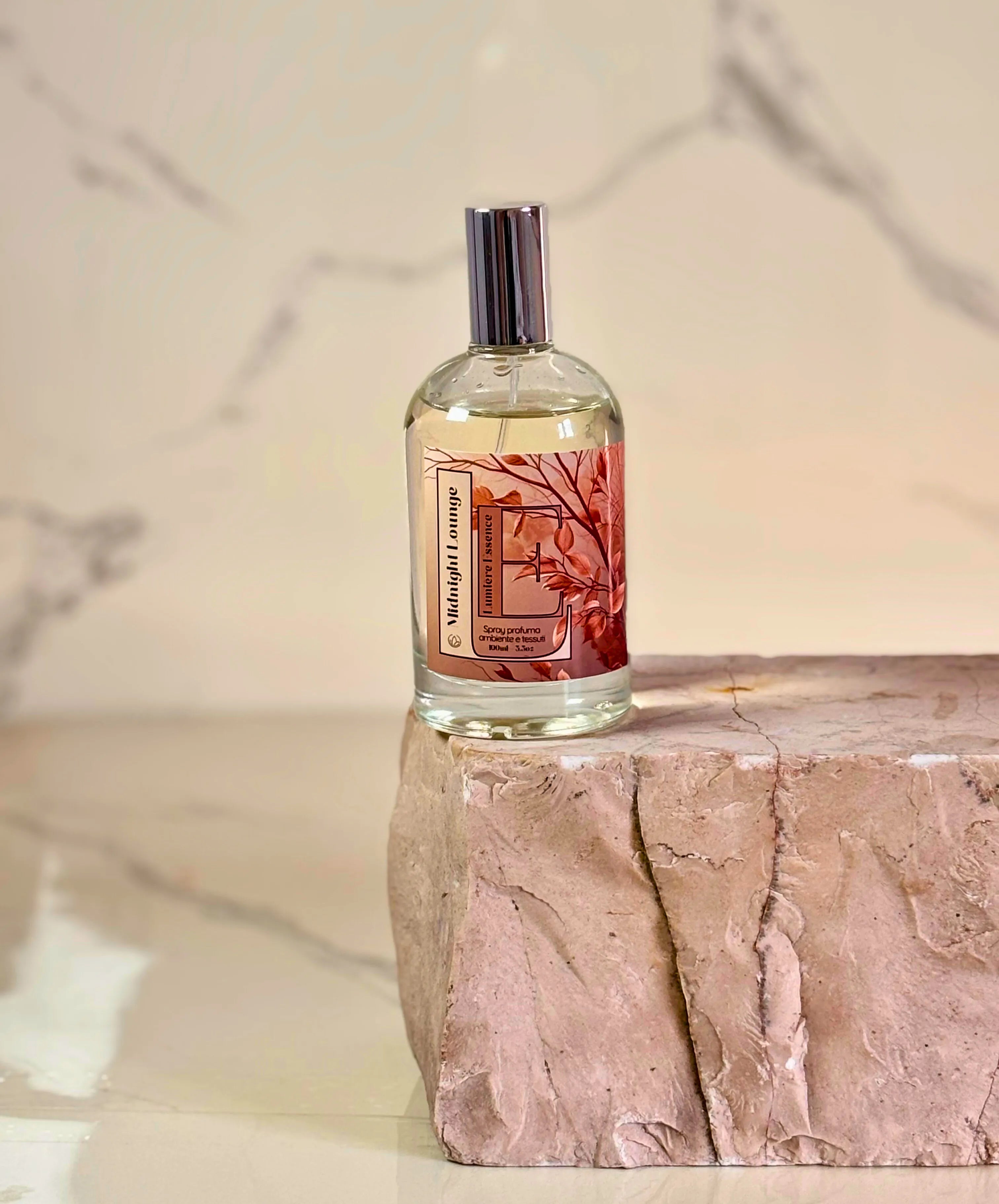 Spray per ambiente e tessuti Midnight Lounge con design elegante e flacone da 100ml.