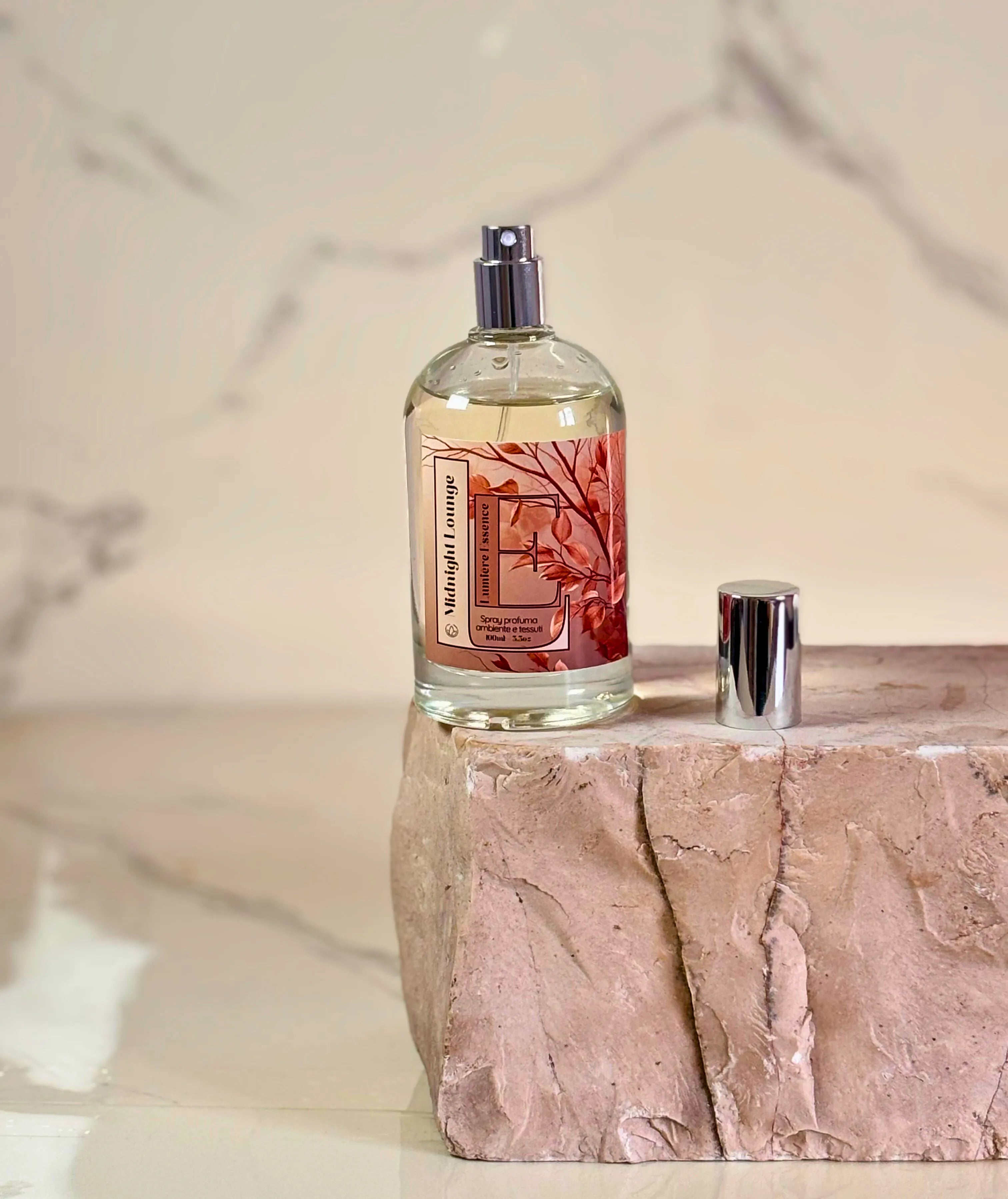 Spray profumatore per ambienti e tessuti Midnight Lounge in flacone da 100ml, elegante design per aromatizzare spazi.