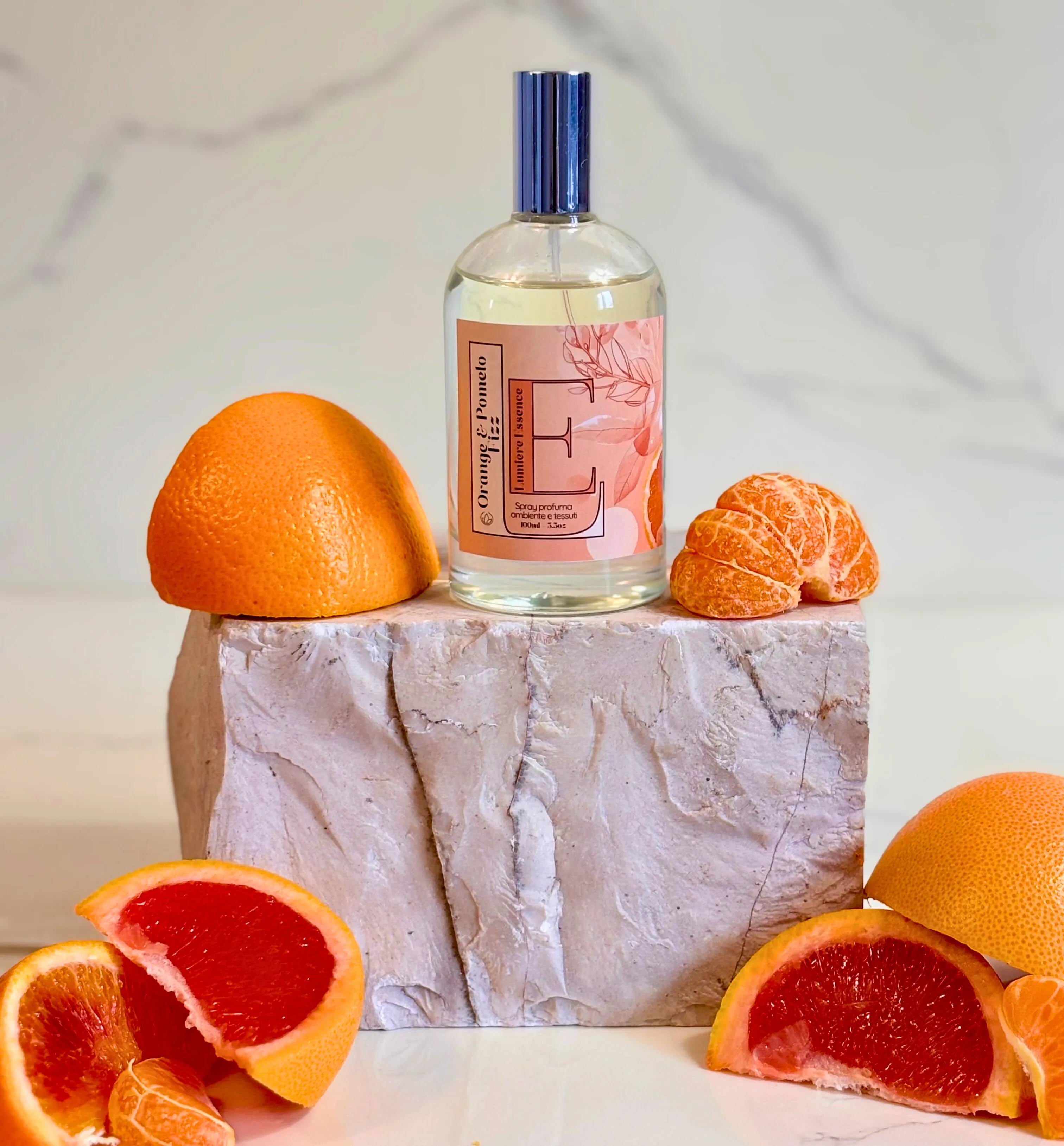 Spray ambiente e tessuti Orange&Pomelo Fizz in flacone elegante da 100ml su sfondo neutro.