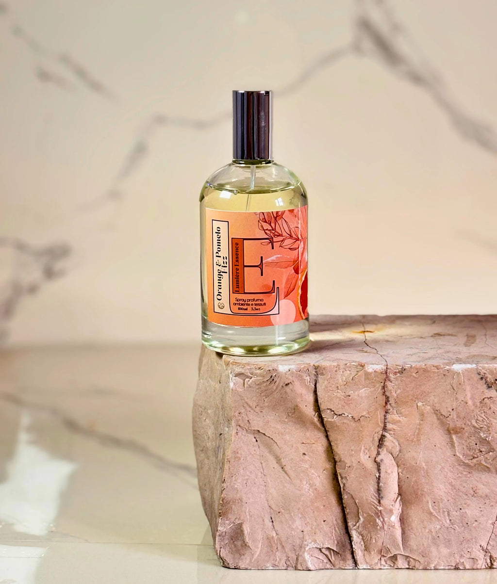 Spray profumatore per ambiente e tessuti al profumo di arancia e pomelo, 100ml, con elegante packaging.