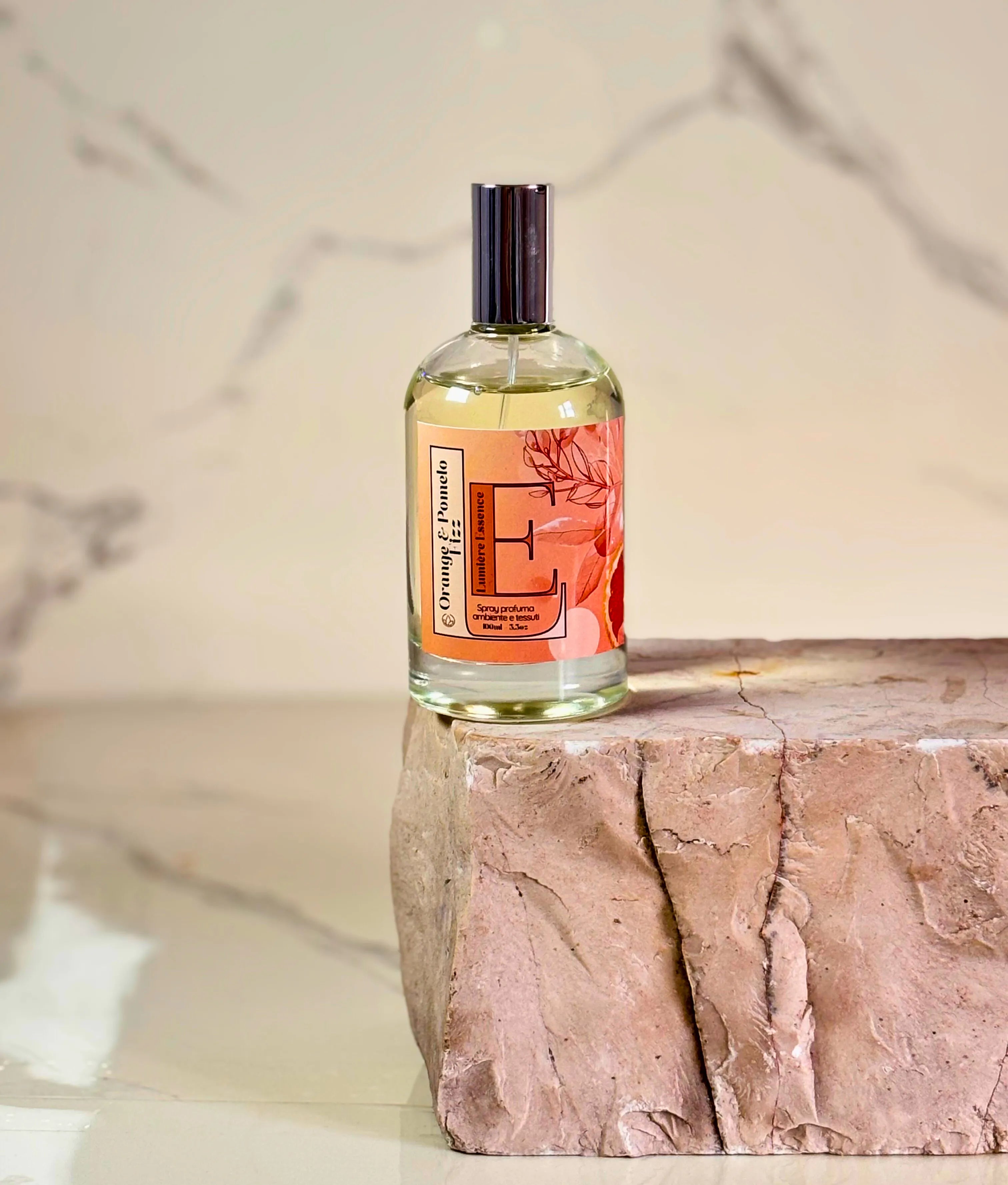 Spray profumatore per ambiente e tessuti al profumo di arancia e pomelo, 100ml, con elegante packaging.