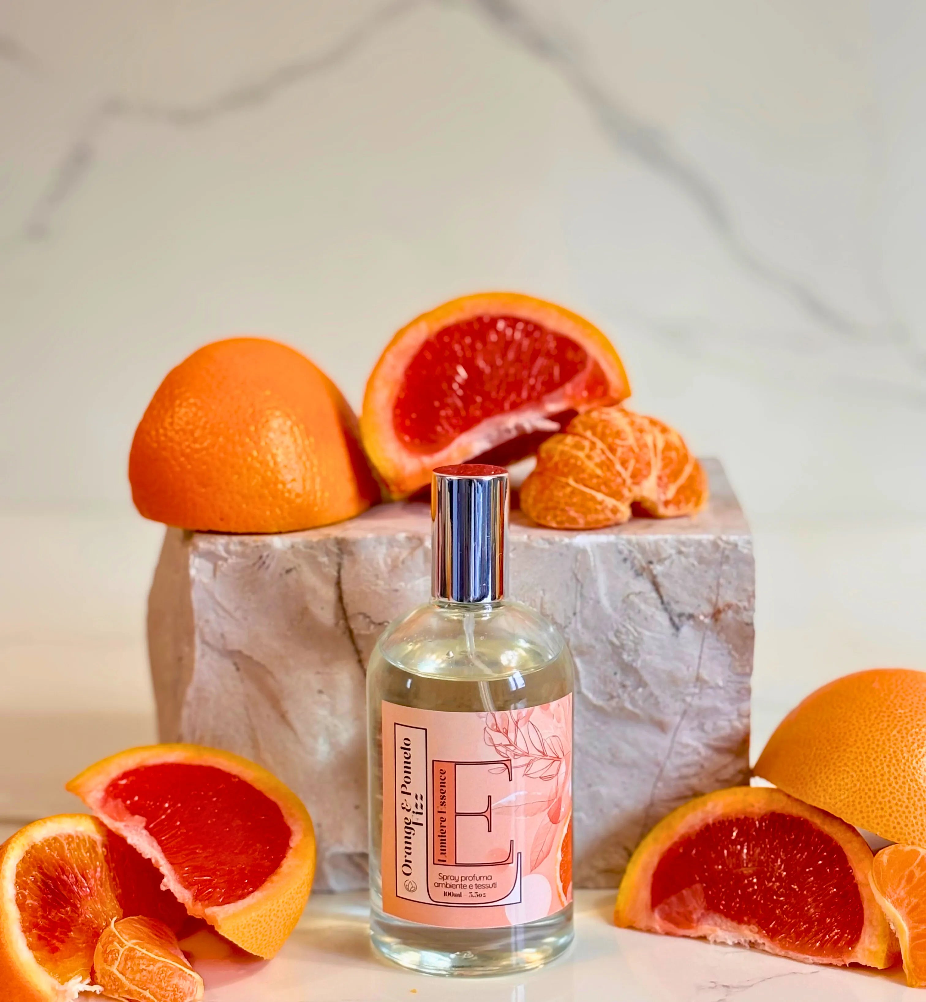Spray ambiente e tessuti Orange&Pomelo Fizz in bottiglia da 100ml su sfondo chiaro
