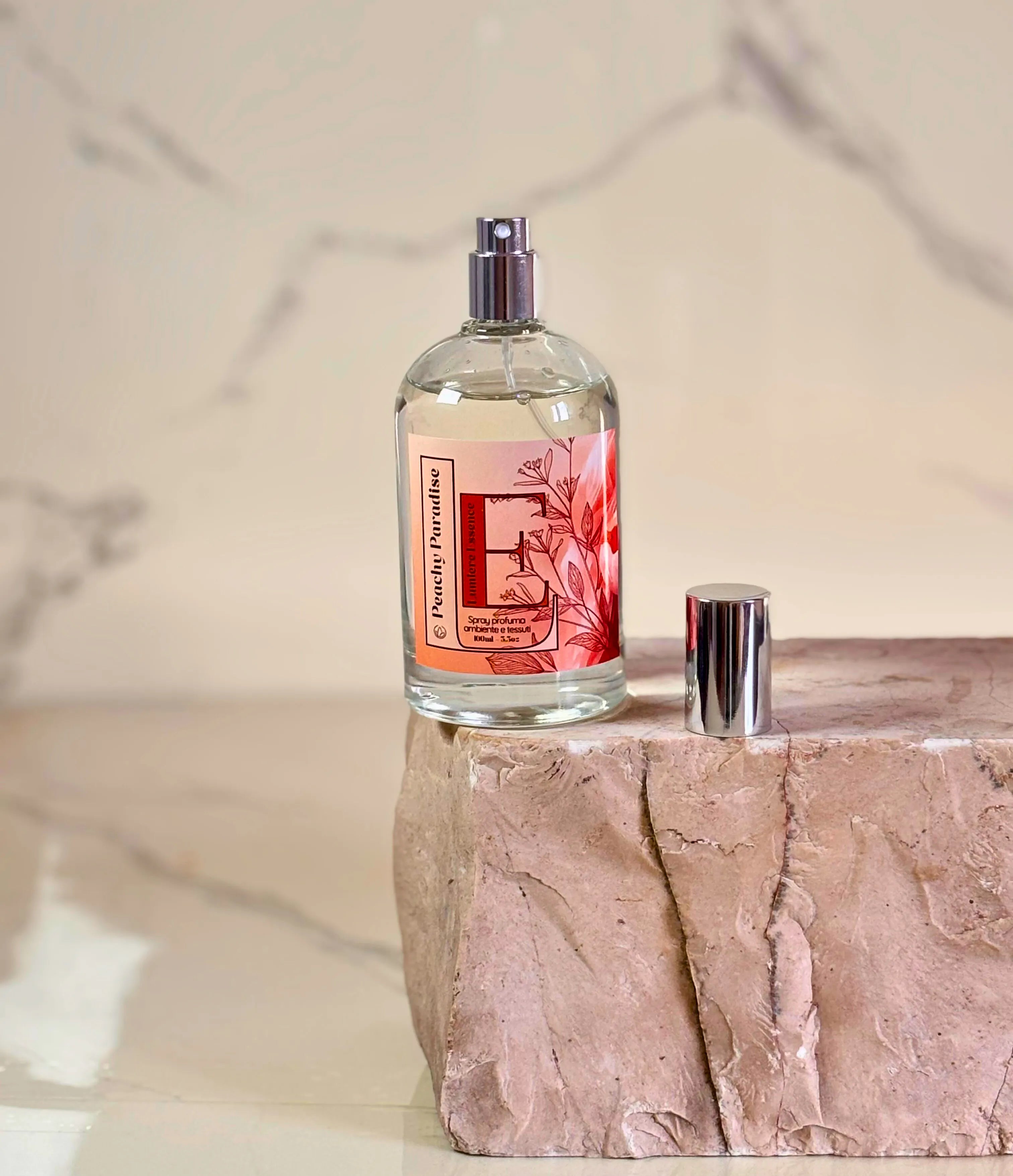 Spray profumante per ambienti e tessuti in flacone elegante, fragranza Peachy Paradise, 100 ml