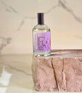 Spray per ambiente e tessuti Provence Dream in flacone elegante da 100ml, profumo delicato e avvolgente.