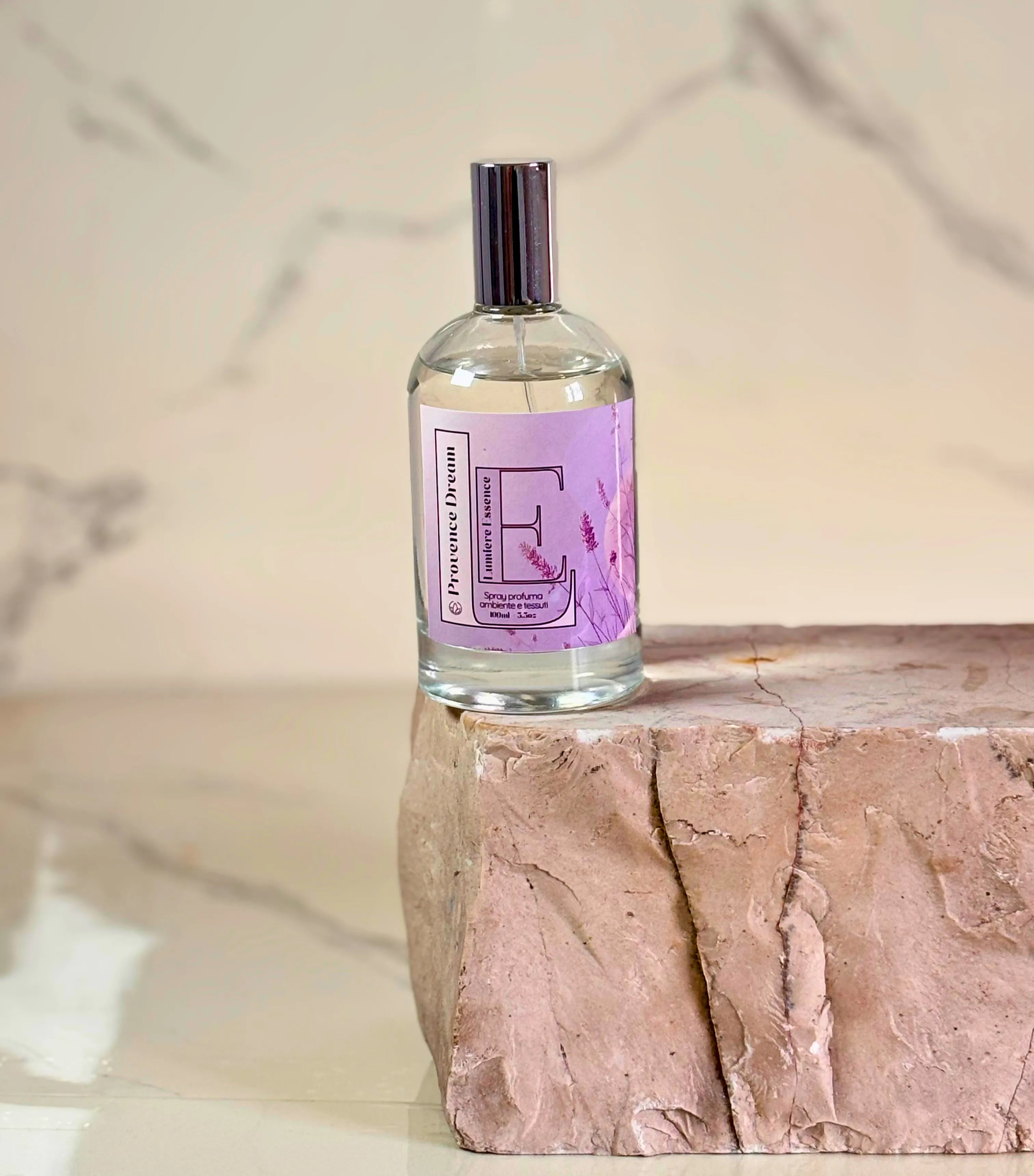 Spray per ambiente e tessuti Provence Dream in flacone elegante da 100ml, profumo delicato e avvolgente.