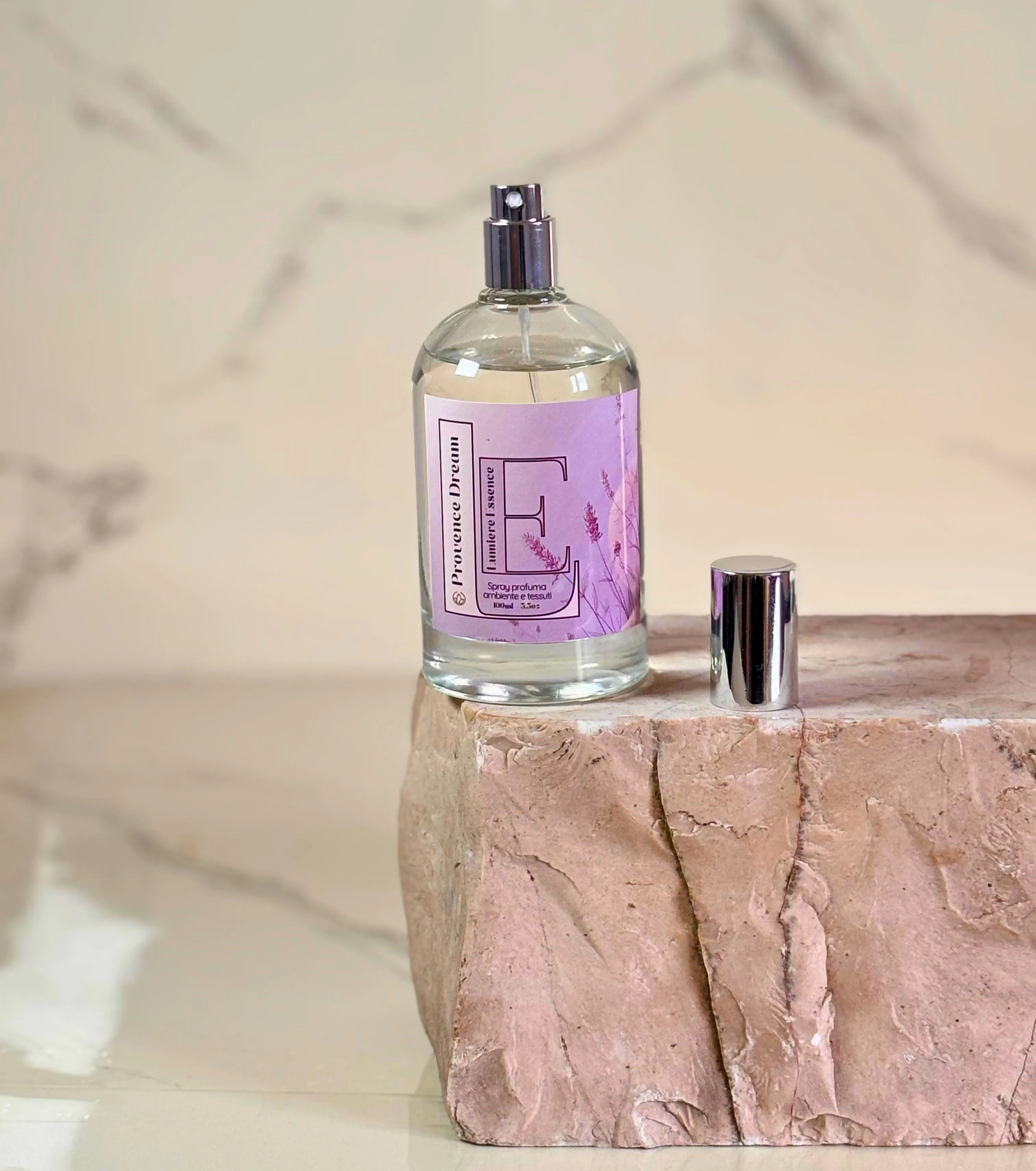 Spray per ambiente e tessuti Provence Dream 100ml con etichetta elegante e design raffinato sullo sfondo chiaro.